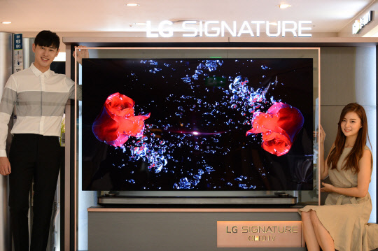 LG전자 모델들이 'LG 시그니처 올레드 TV W'를 소개하고 있다.<LG전자 제공>